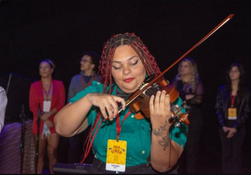 Violinista se apresentando em evento da TOCA+